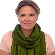 Pittrice, Scultrice impartisce lezioni di tecniche artistiche